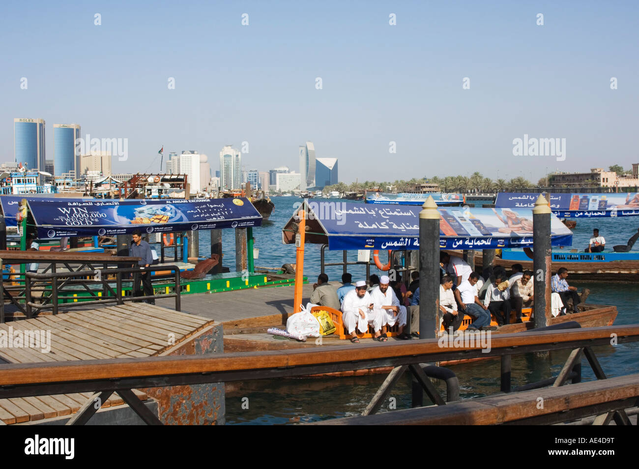 Abras, piccoli taxi sul fiume che il trasporto di persone in tutta l'Creek, Deira, Dubai, Emirati Arabi Uniti, Medio Oriente Foto Stock