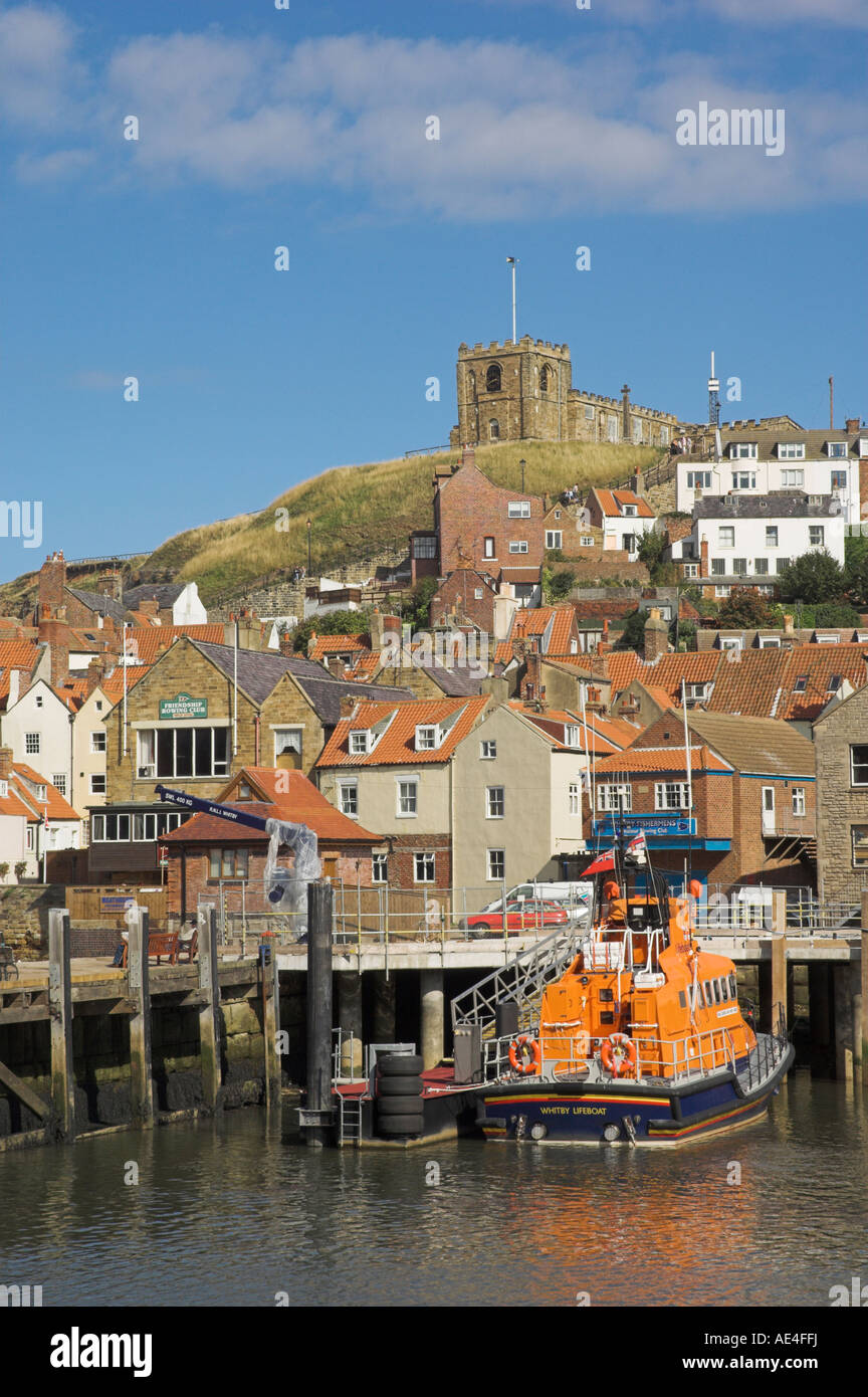 La chiesa e la scialuppa di salvataggio nel porto, Whitby, North Yorkshire, Yorkshire, Inghilterra, Regno Unito, Europa Foto Stock