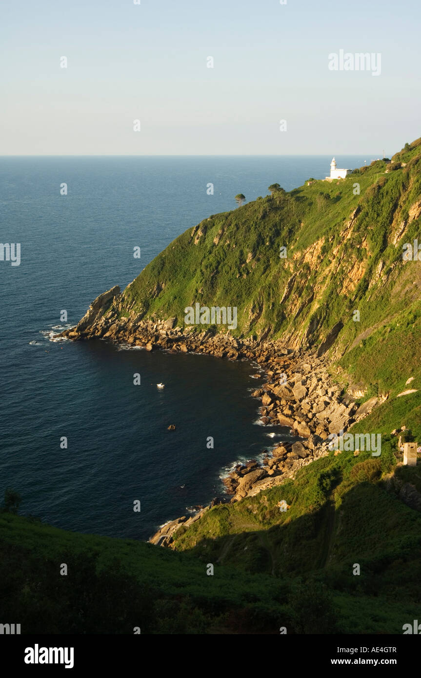 Penisola rocciosa con Faro sulla scogliera, San Sebastian, Paese Basco, Euskadi, Spagna, Europa Foto Stock