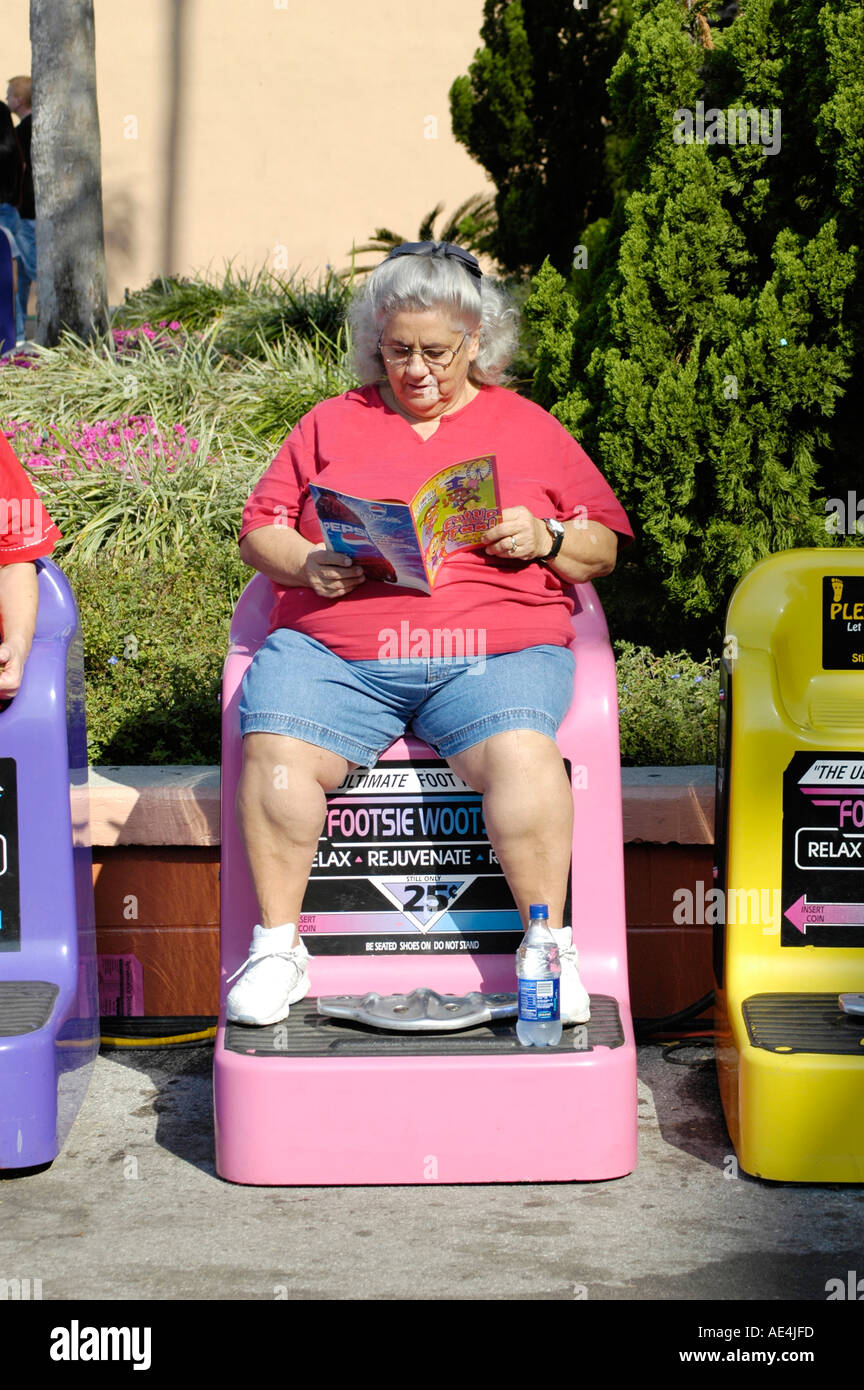 Le persone sopra il peso donna presso la Florida State Fair grounds Seniors Foto Stock