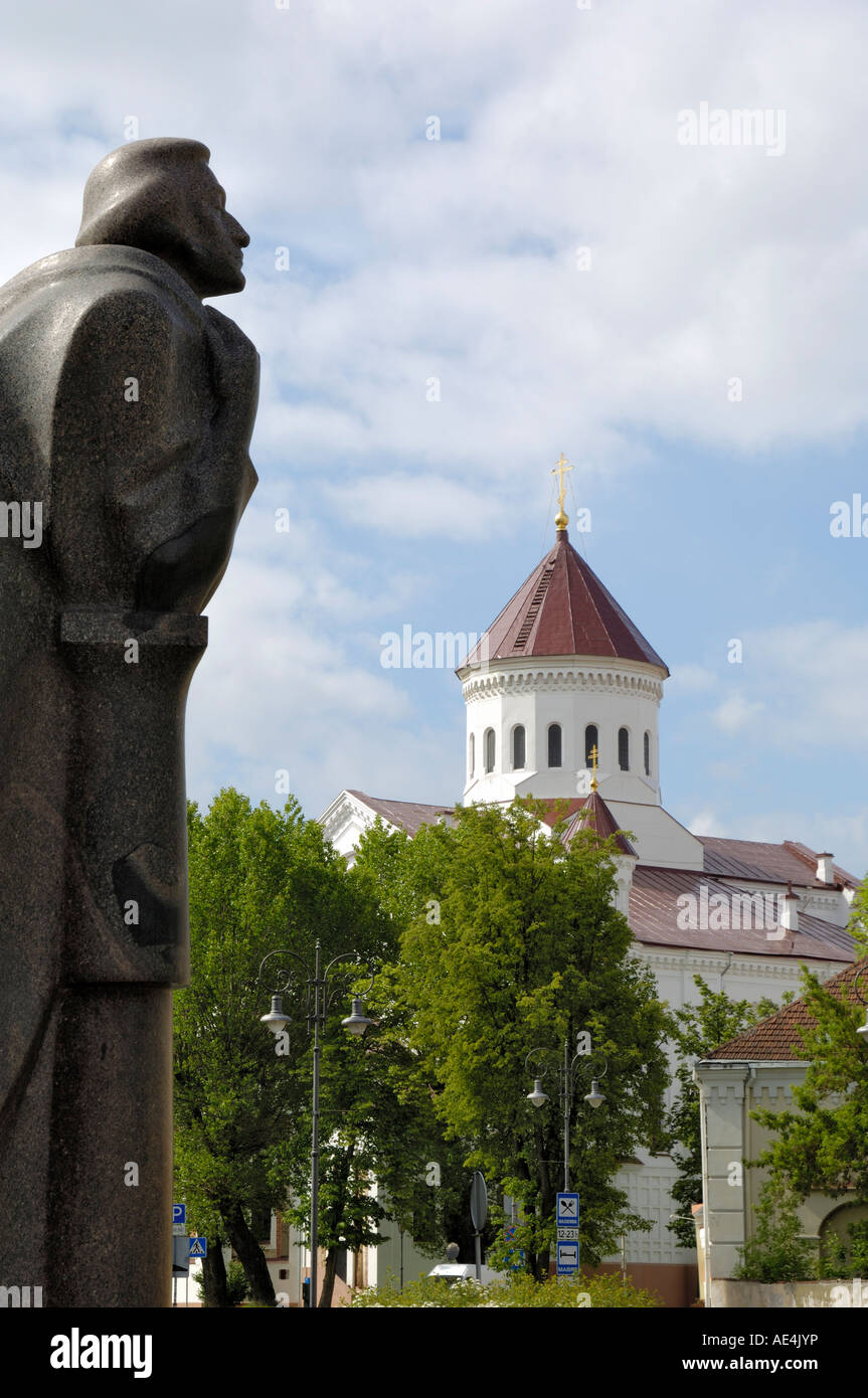 Statua di Adam Mickiewicz con chiesa della Santa Madre di Dio in background, Vilnius, Lituania, paesi baltici, Europa Foto Stock