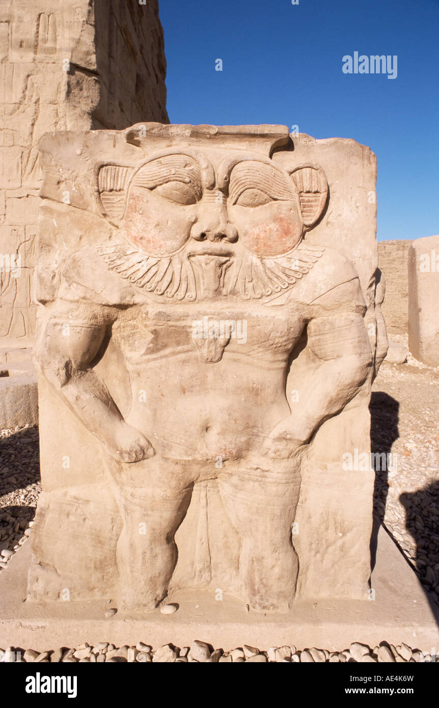 Statua di l'antico dio egizio Bes, tempio di Dendera, Egitto, Africa Settentrionale, Africa Foto Stock