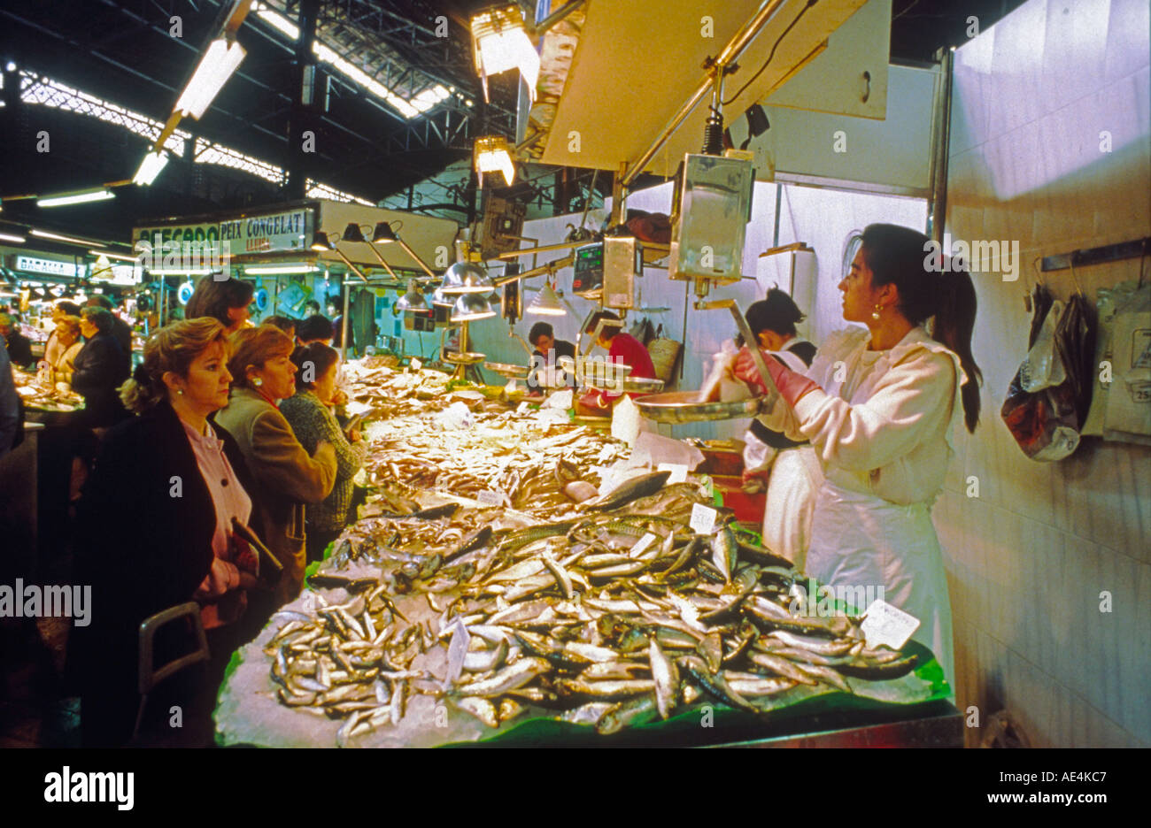 Spagna Barcellona Market Hall Mercat de la Boqueria pesce fresco seefood commessa Foto Stock