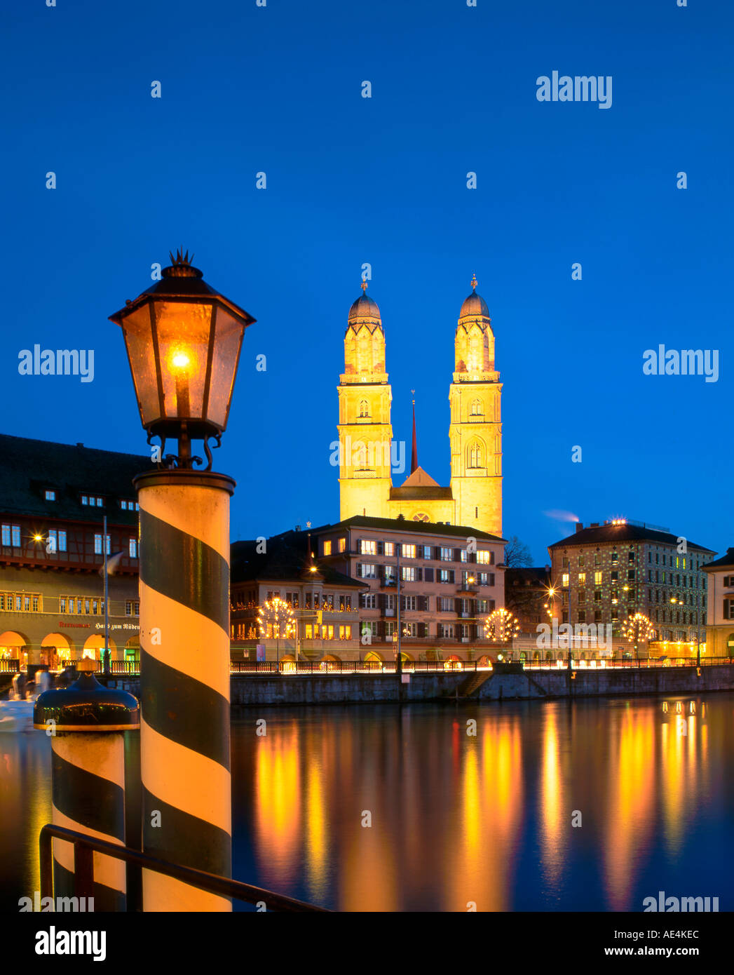 La svizzera Zurigo Grossmuenster pier al fiume Limmat Foto Stock