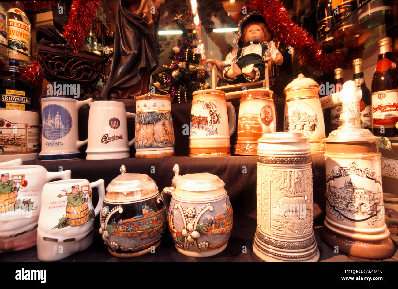 Repubblica Ceca Praga birra brocche souvenir shop Foto Stock
