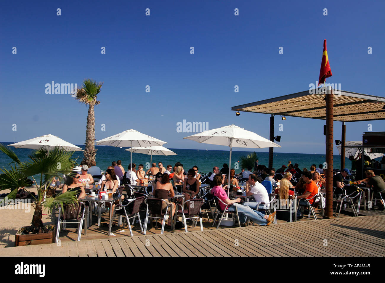 Spagna Barcellona spiaggia Platja de la Barceloneta persone bar in spiaggia Foto Stock