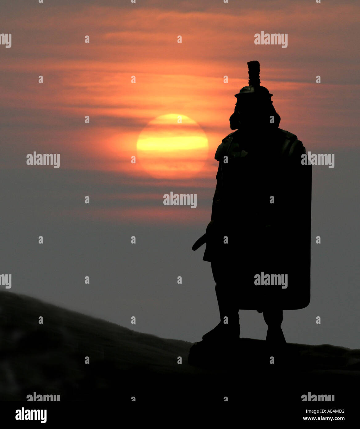 Immagine composita della silhouette di un soldato Romano contro un tramonto Foto Stock