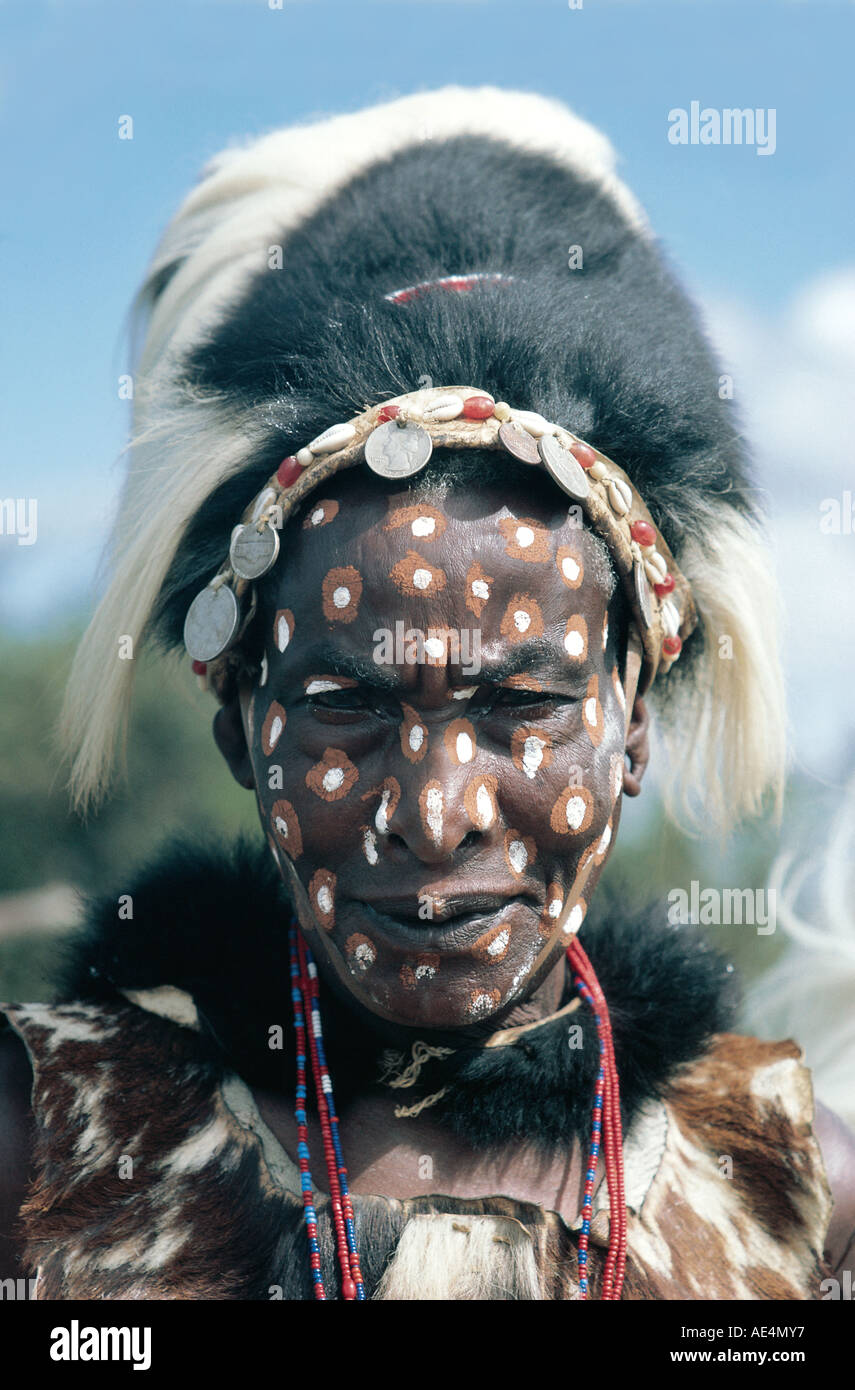 Close up formato verticale ritratto della tradizionale uomo Kikuyu provincia centrale Kenya Africa orientale Foto Stock