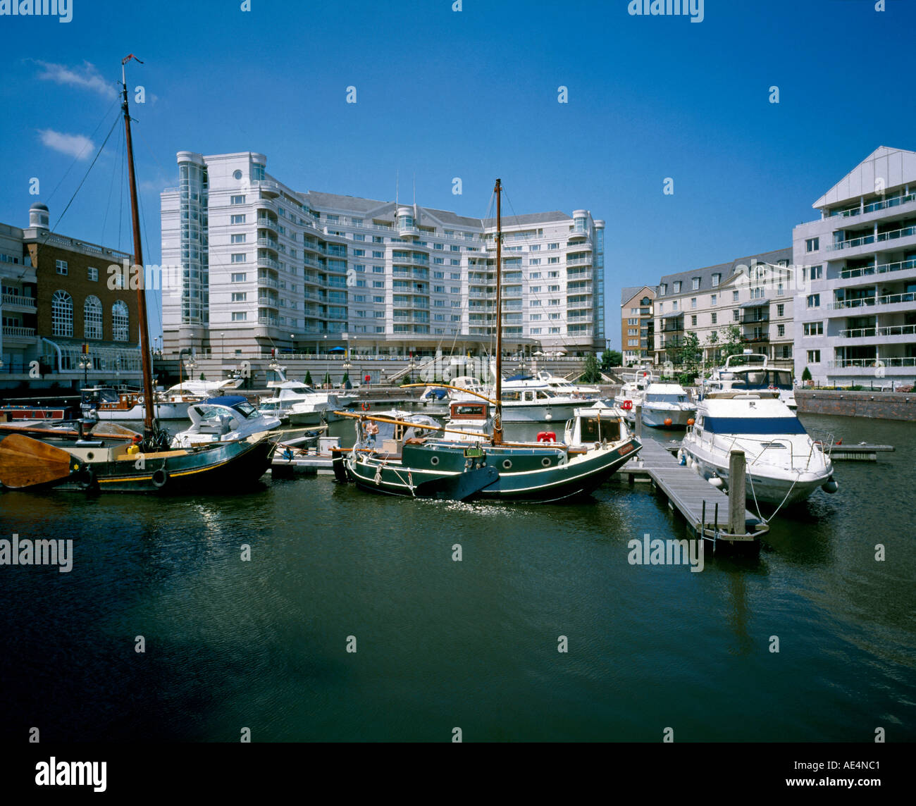 Conrad Hotel con barche e yacht in acqua a Chelsea Harbour marina London SW10 Inghilterra Foto Stock