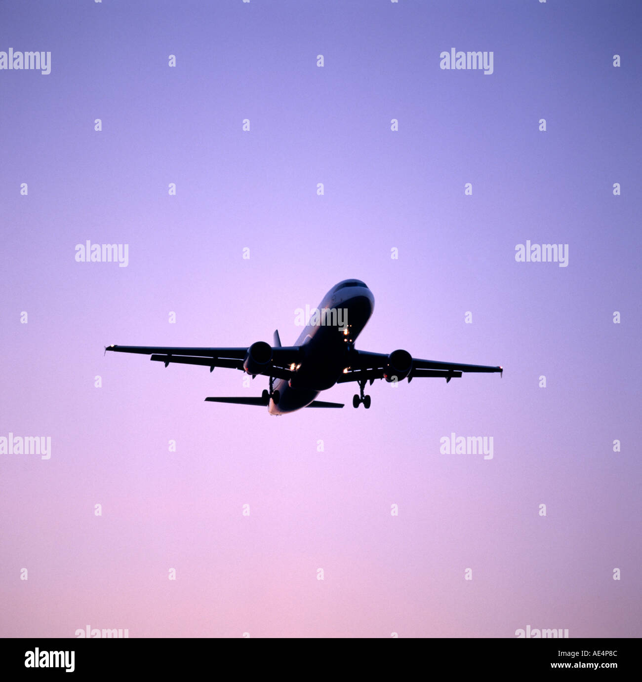 Aeromobile in silhouette atterraggio all' Aeroporto di Heathrow con twilight blue sky Foto Stock