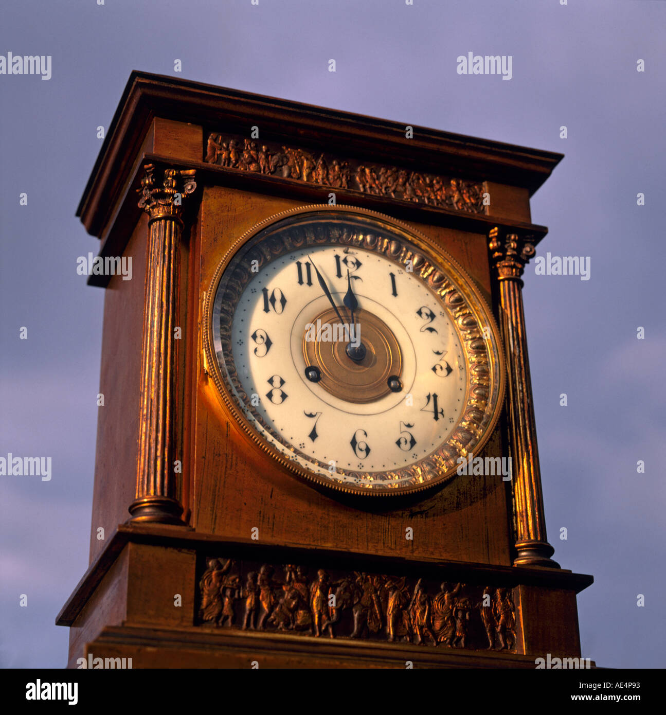 Vecchio orologio da sotto contro il cielo Foto Stock