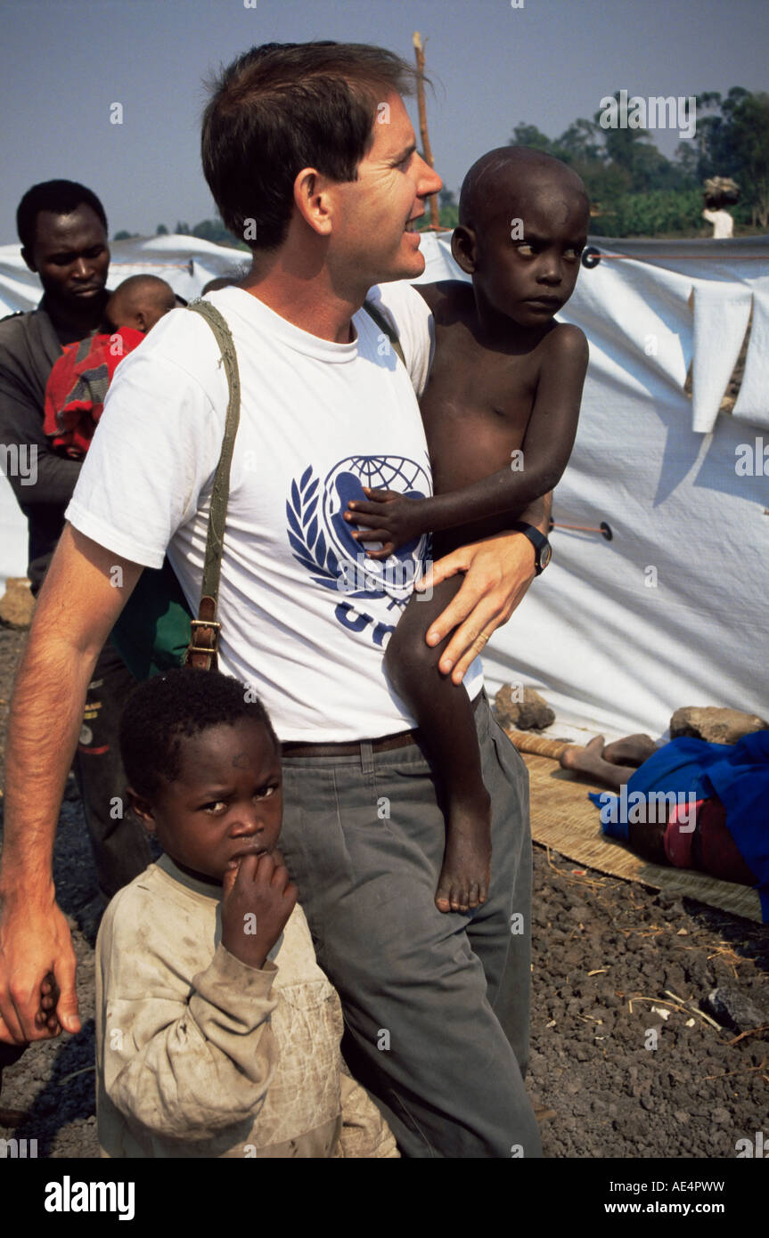 Il rappresentante dell UNICEF con gli orfani, Goma, Zaire, Africa Foto Stock
