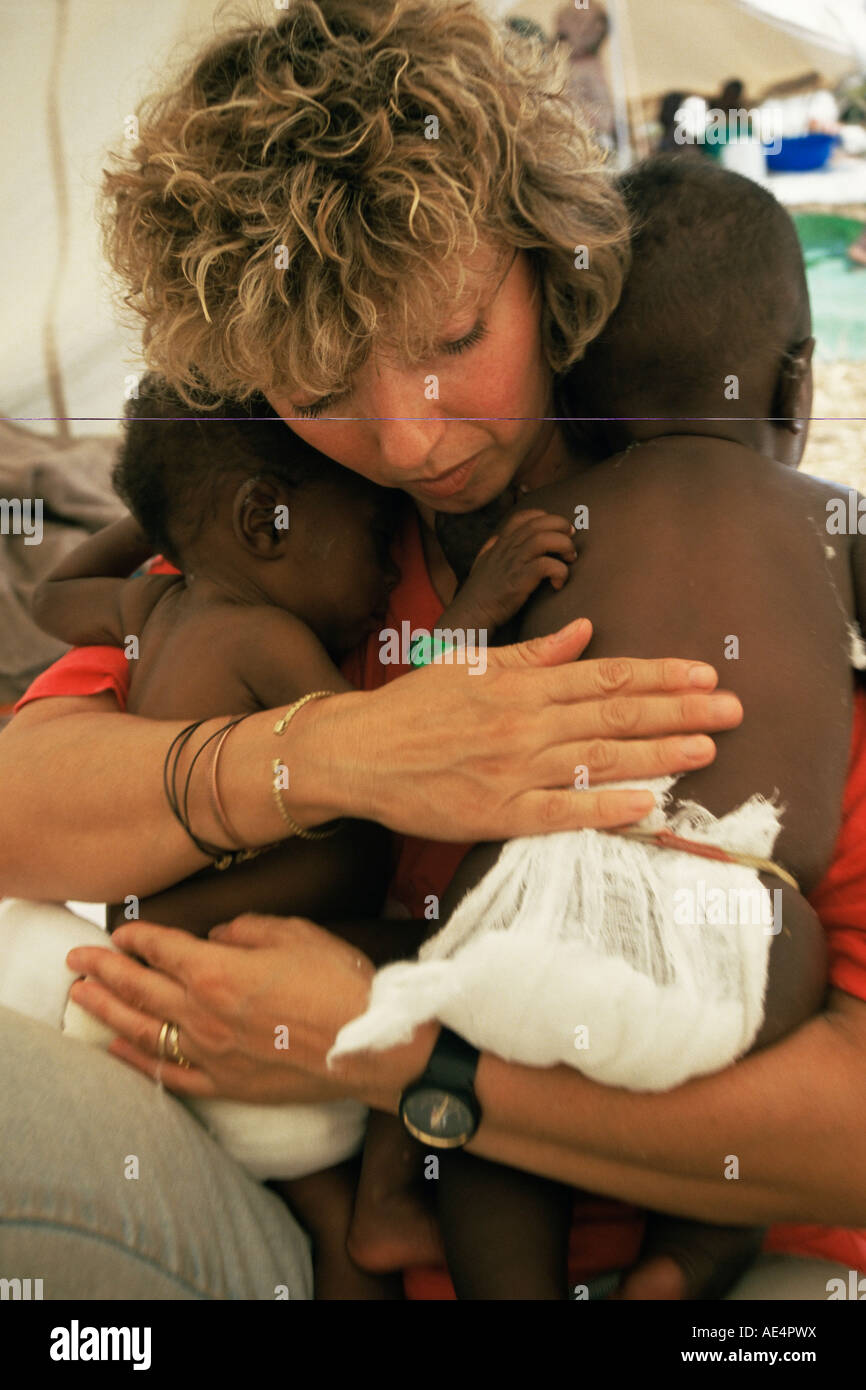 Infermiera italiana in orfanotrofio, Goma, Zaire, Africa Foto Stock