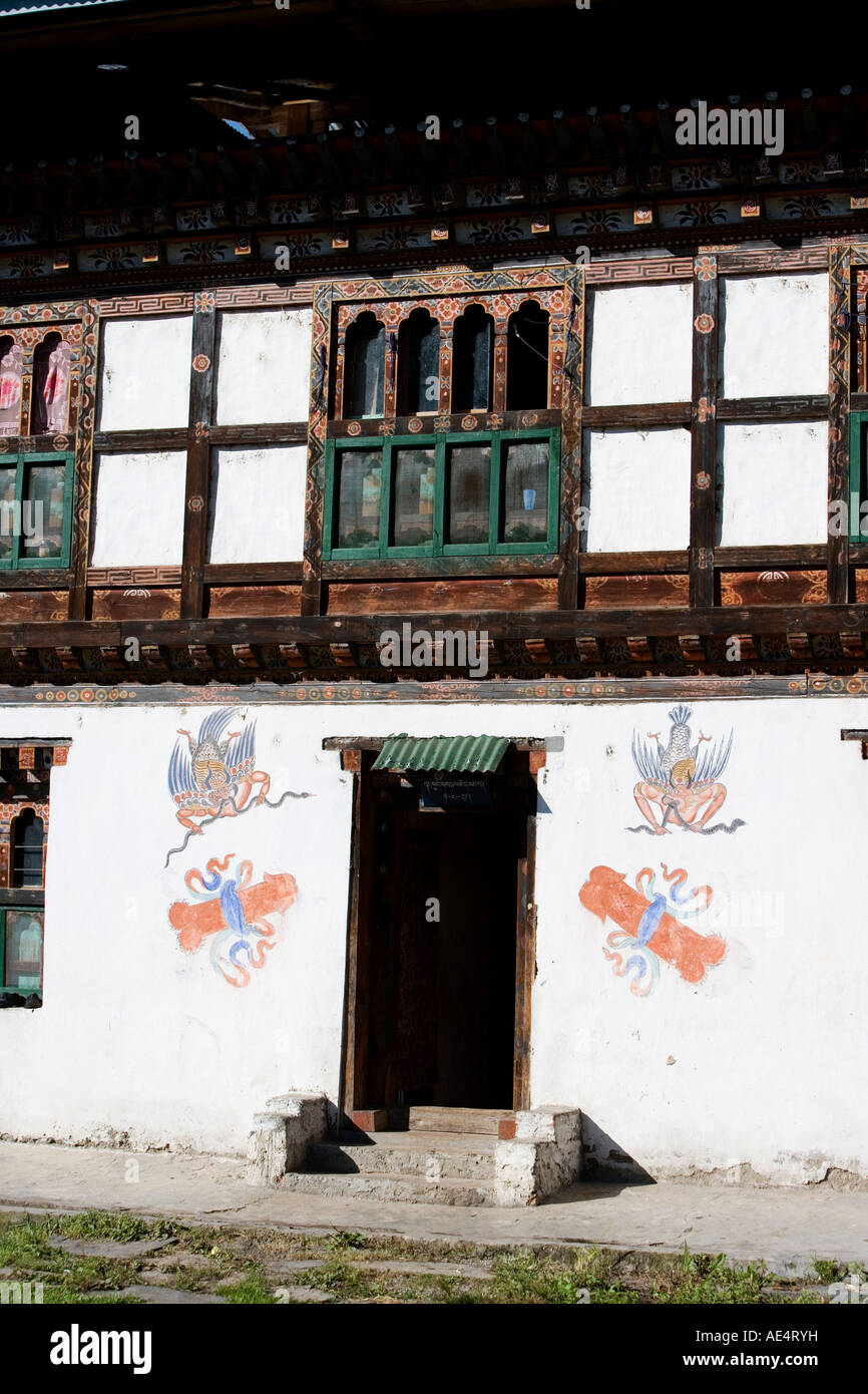Fallo di simboli su casa per allontanare gli spiriti maligni, Paro, Bhutan, Asia Foto Stock