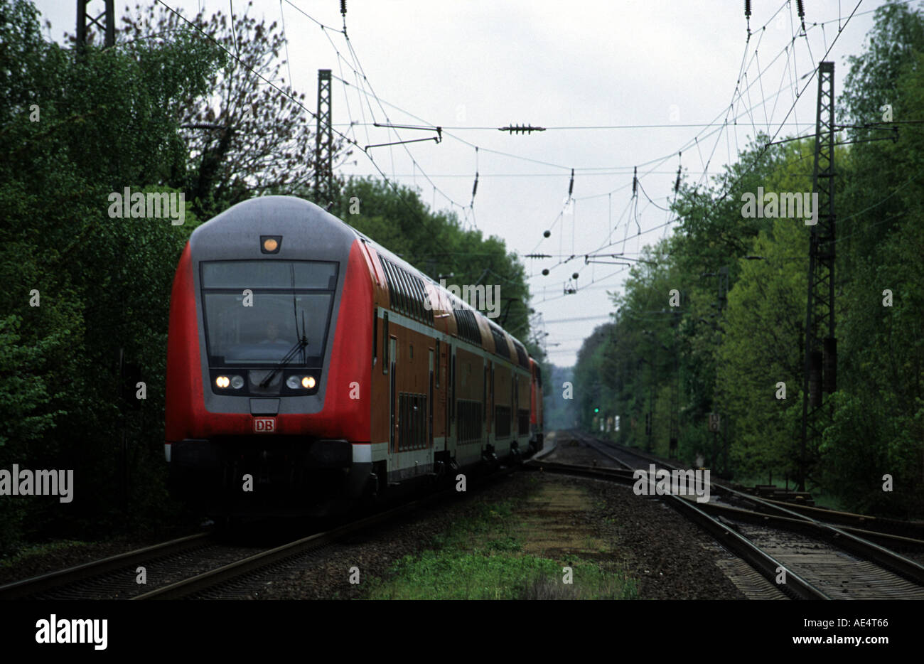 Double Decker treni passeggeri in esecuzione la linea principale tra Colonia e Wuppertal, Renania settentrionale-Vestfalia (Germania). Foto Stock