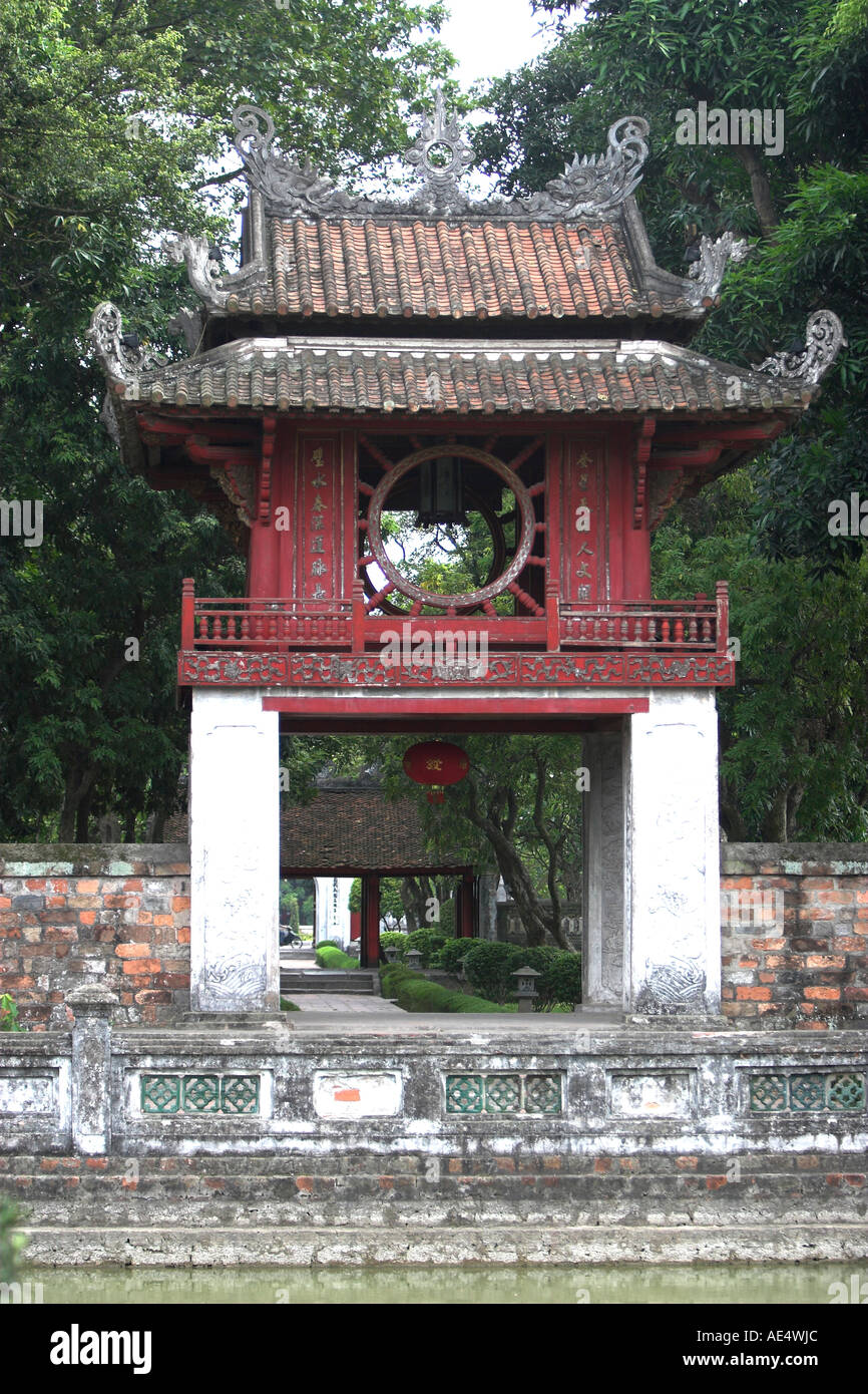 Gateway al Tempio della Letteratura e Università nazionale di Hanoi Vietnam Foto Stock