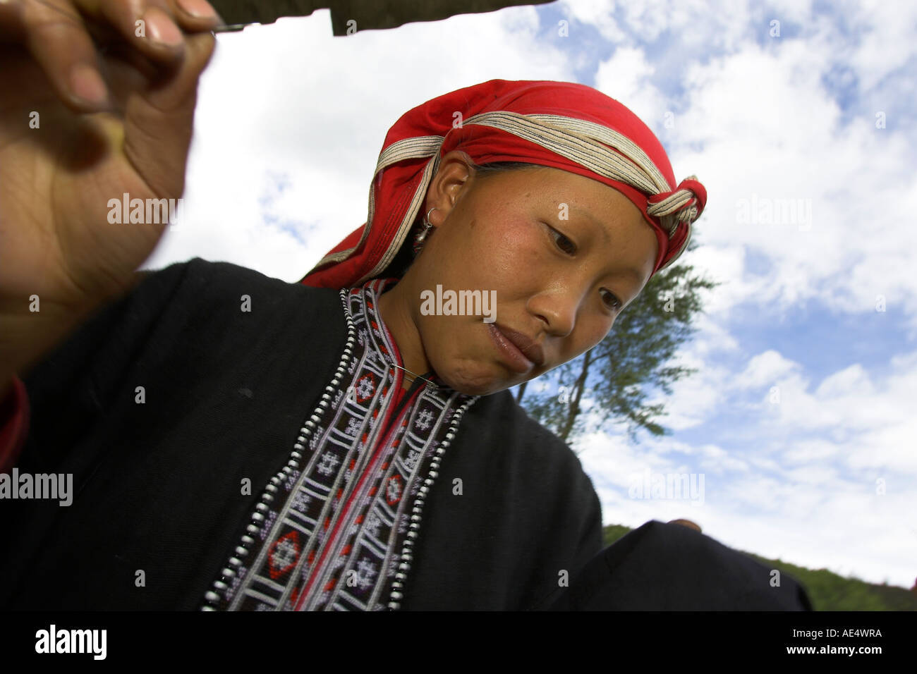 Red Zao donna hilltribe cucitura di Ta Phin villaggio nei pressi di Sapa resort città da Nord Vietnam Foto Stock