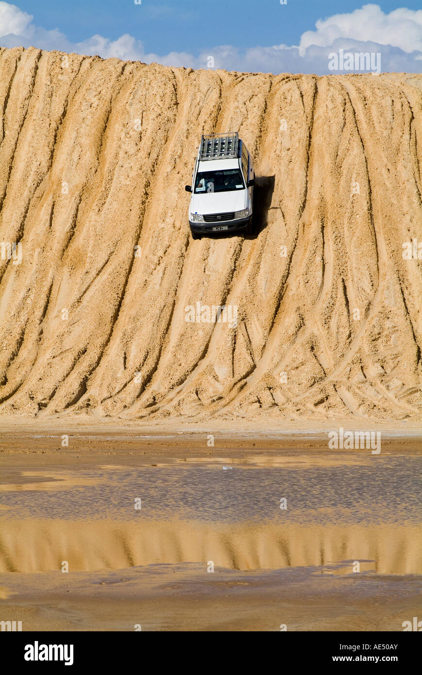 Avventura in jeep, Ong Jmal (il cammello collo), vicino a Nefta, Tunisia, Africa Settentrionale, Africa Foto Stock