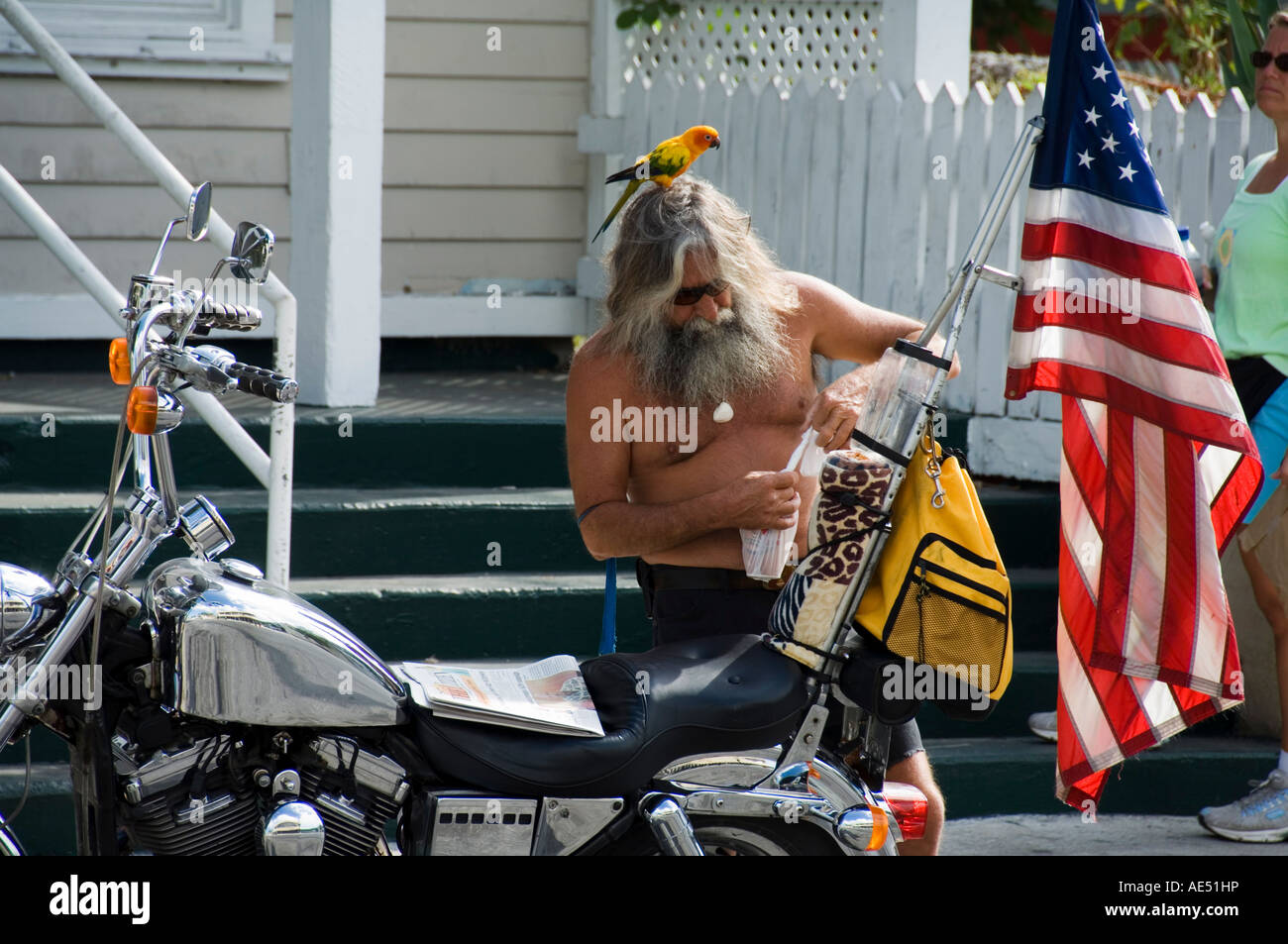 Motociclista con uccello sulla testa, Duval Street, Key West, Florida, Stati Uniti d'America, America del Nord Foto Stock