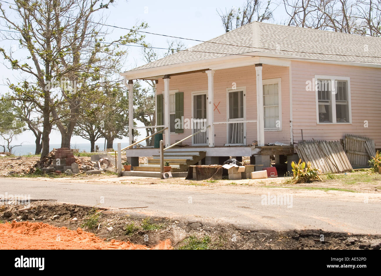 Fucile da caccia-stile home in riparazione otto mesi dopo l'uragano Katrina, sulla costa del Golfo del Mississippi. Foto Stock