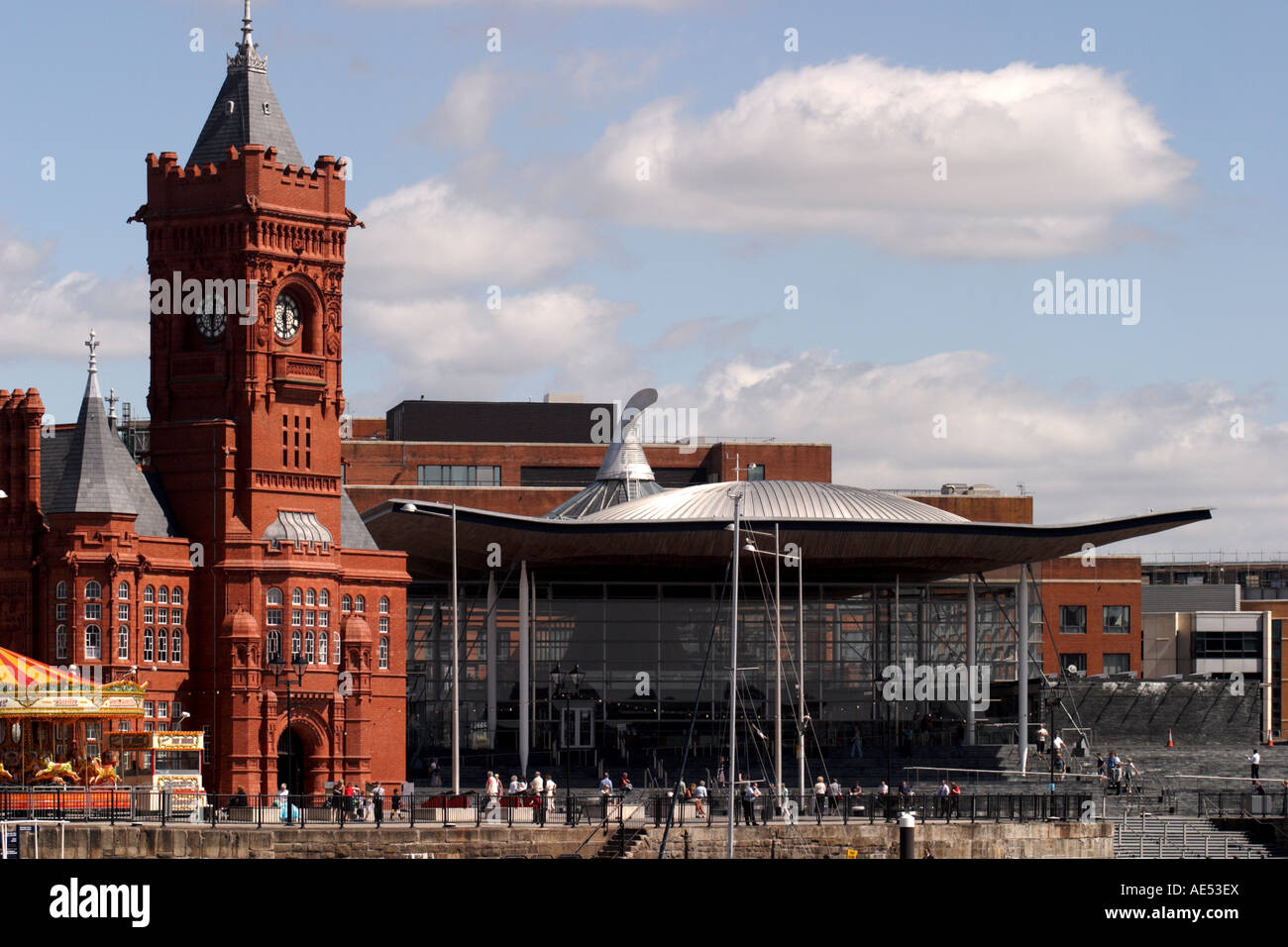 La Baia di Cardiff skyline, con Edificio Pierhead e Welsh Assembly, Cardiff, Galles, Regno Unito, Europa Foto Stock