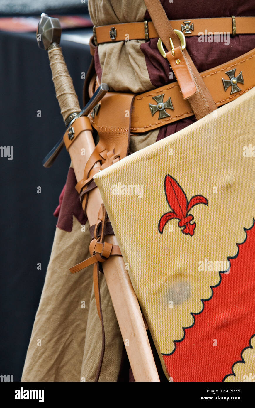 Cavaliere medievale s spada e scudo del cablaggio in pelle Foto Stock