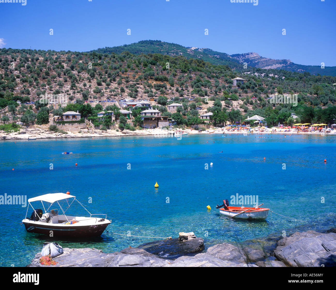 Barche in un'idilliaca baia vicino Alyki sull isola di Thasos in Grecia Foto Stock