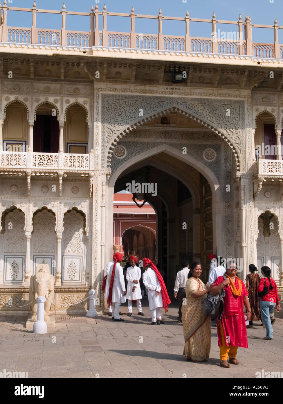 La città di Jaipur Palace - Rajendra Pol gateway a seconda del cortile. Rajasthan India Asia Foto Stock