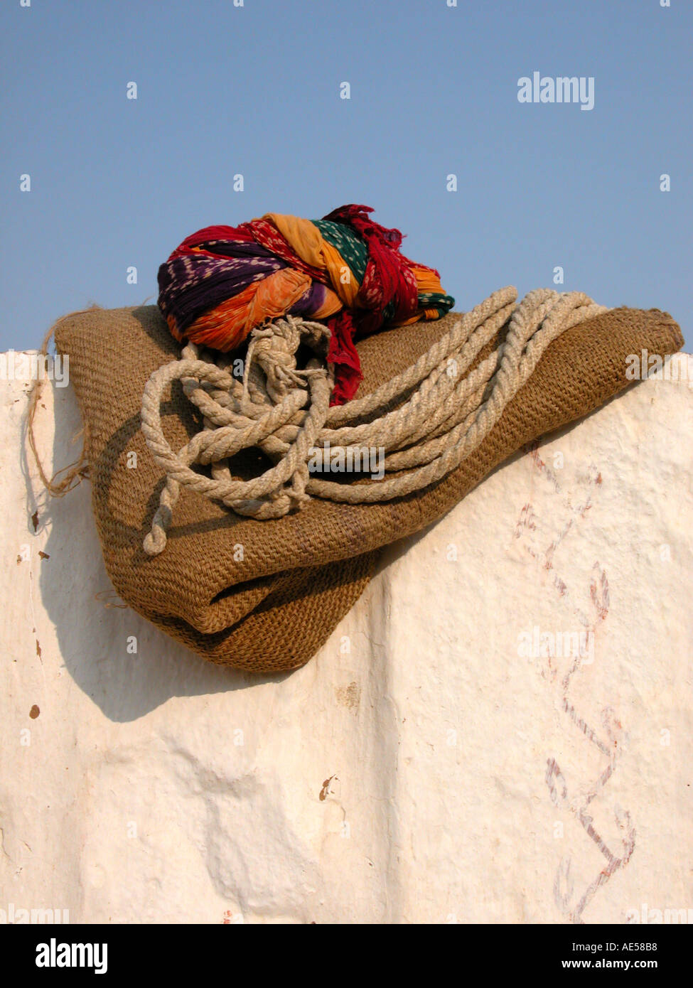 Un turbante e la corda sulla stoffa di iuta su una parete del Rajasthan in India Foto Stock