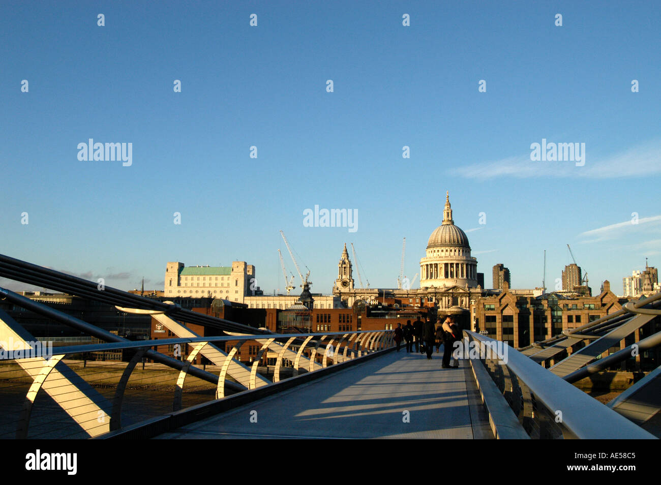 Millennium Ponte sul Fiume Tamigi e la Cattedrale di St Paul, Londra Inghilterra REGNO UNITO Foto Stock