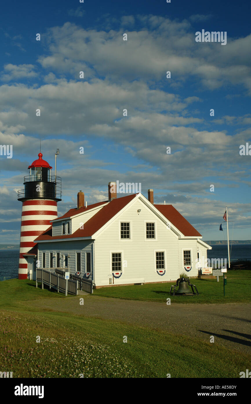 AJD59516, Lubec, ME, Maine, Baia di Fundy, Quoddy Head State Park, West Quoddy luce, della nazione più orientale faro Foto Stock