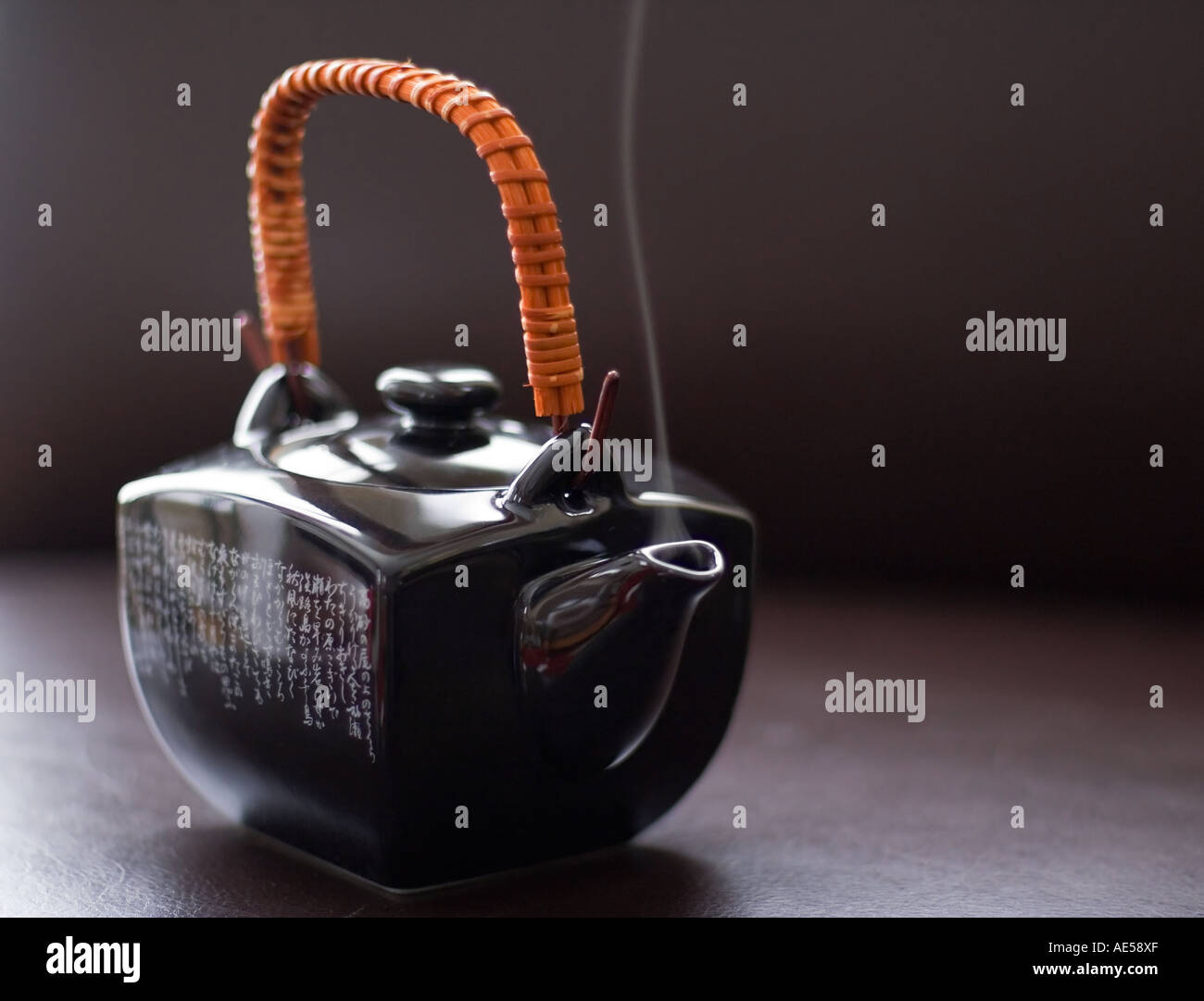 Una teiera giapponese e un viticcio di vapore Foto Stock