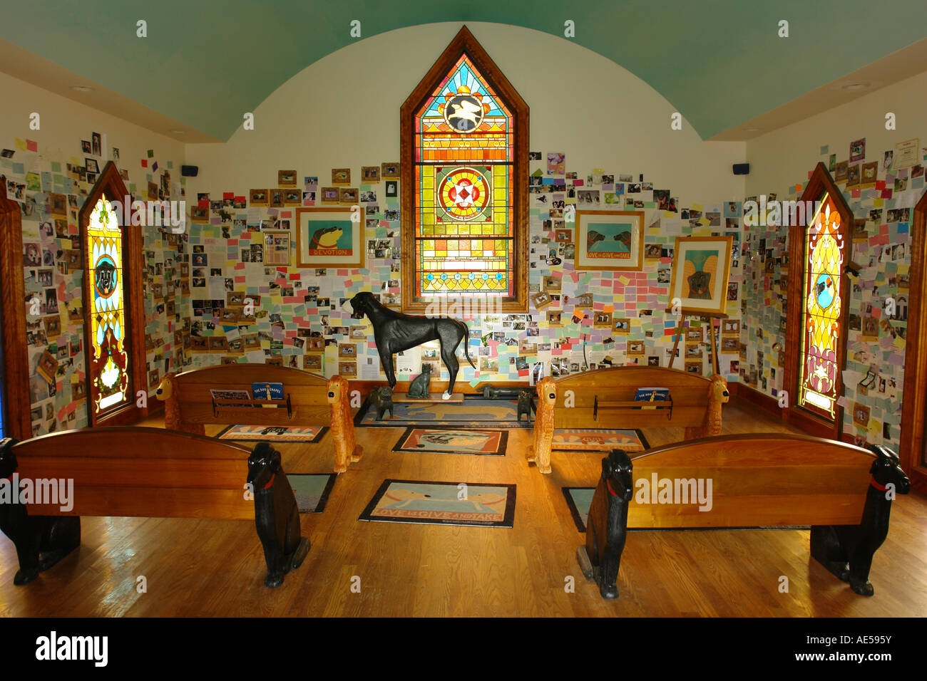 AJD59618, San Johnsbury, VT, Vermont, Stephen Huneck cane della Cappella e Museo Foto Stock