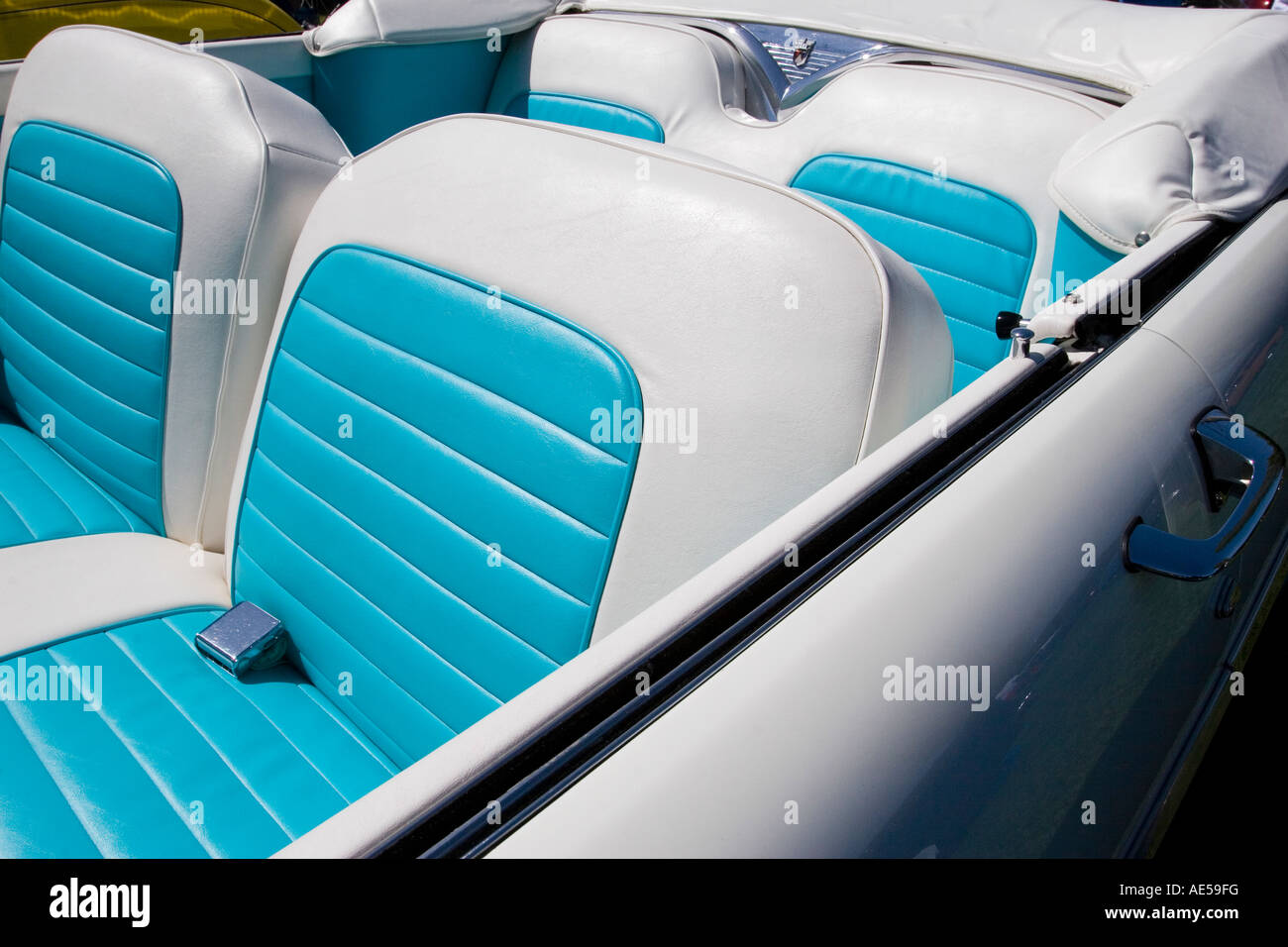 Il turchese e pelle bianca sulla parte anteriore e posteriore posti all'interno di un 1955 Ford Fairlane convertible classic car. Foto Stock