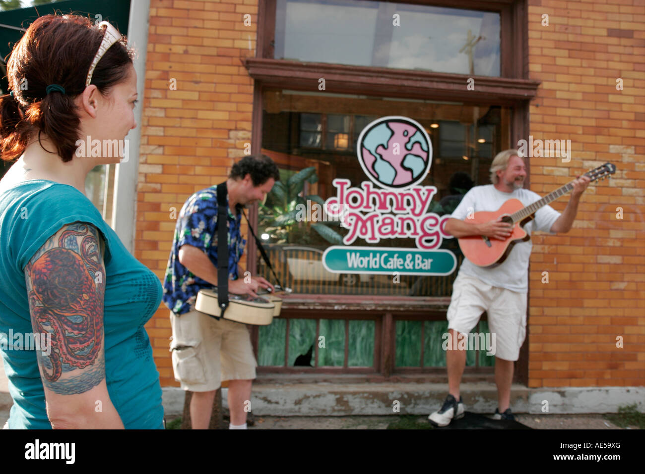 Ohio Cuyahoga County, Cleveland, Ohio City, Bridge Avenue, Johnny Mango World Cafe & Bar, pub, musicisti di strada, chitarra, donne donne, tatuaggio, OH070729035 Foto Stock