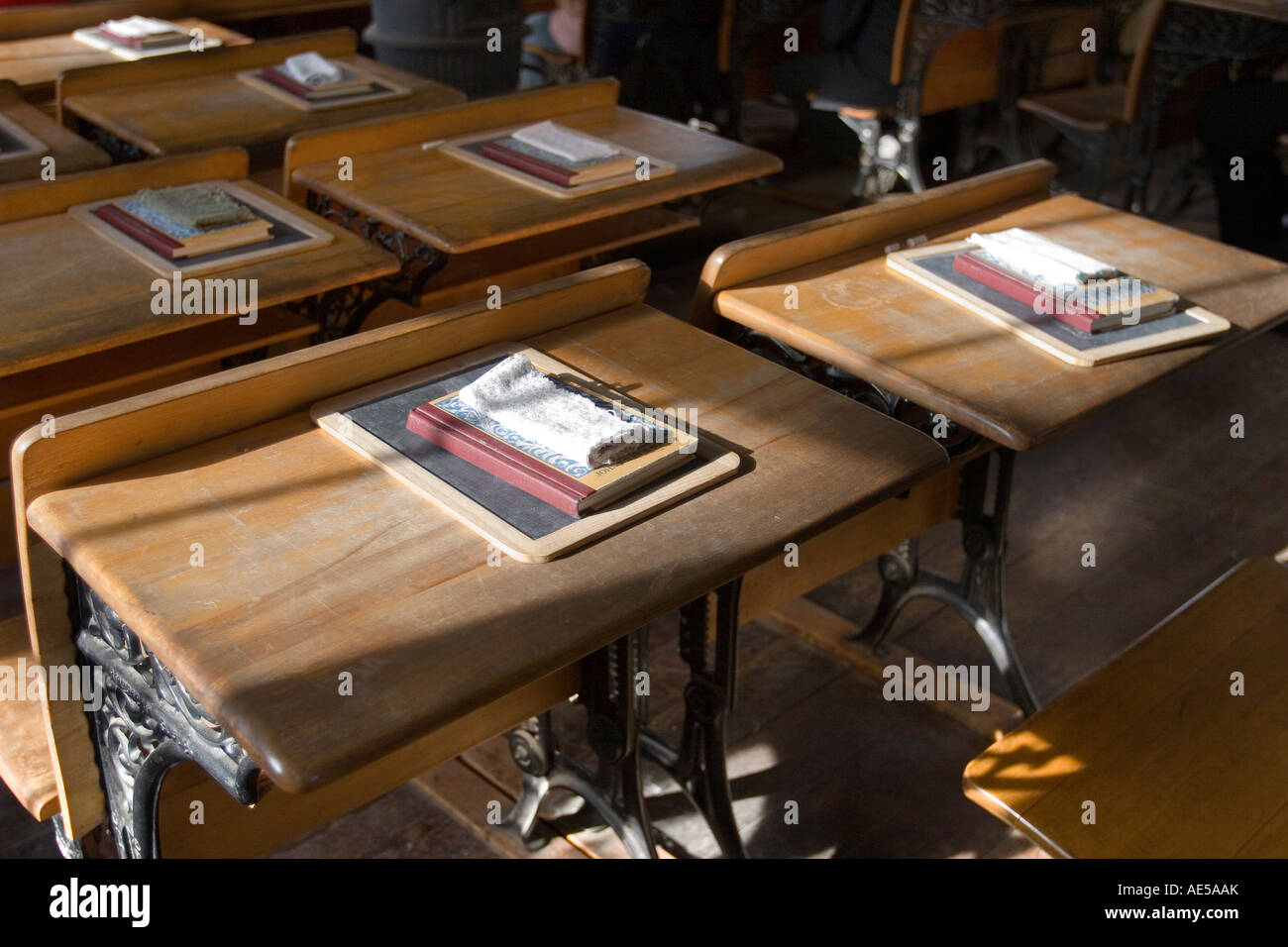 Il vecchio stile banchi in replica di 1800s era una stanza schoolhouse con lavagne libri e il panno cancellatori Foto Stock