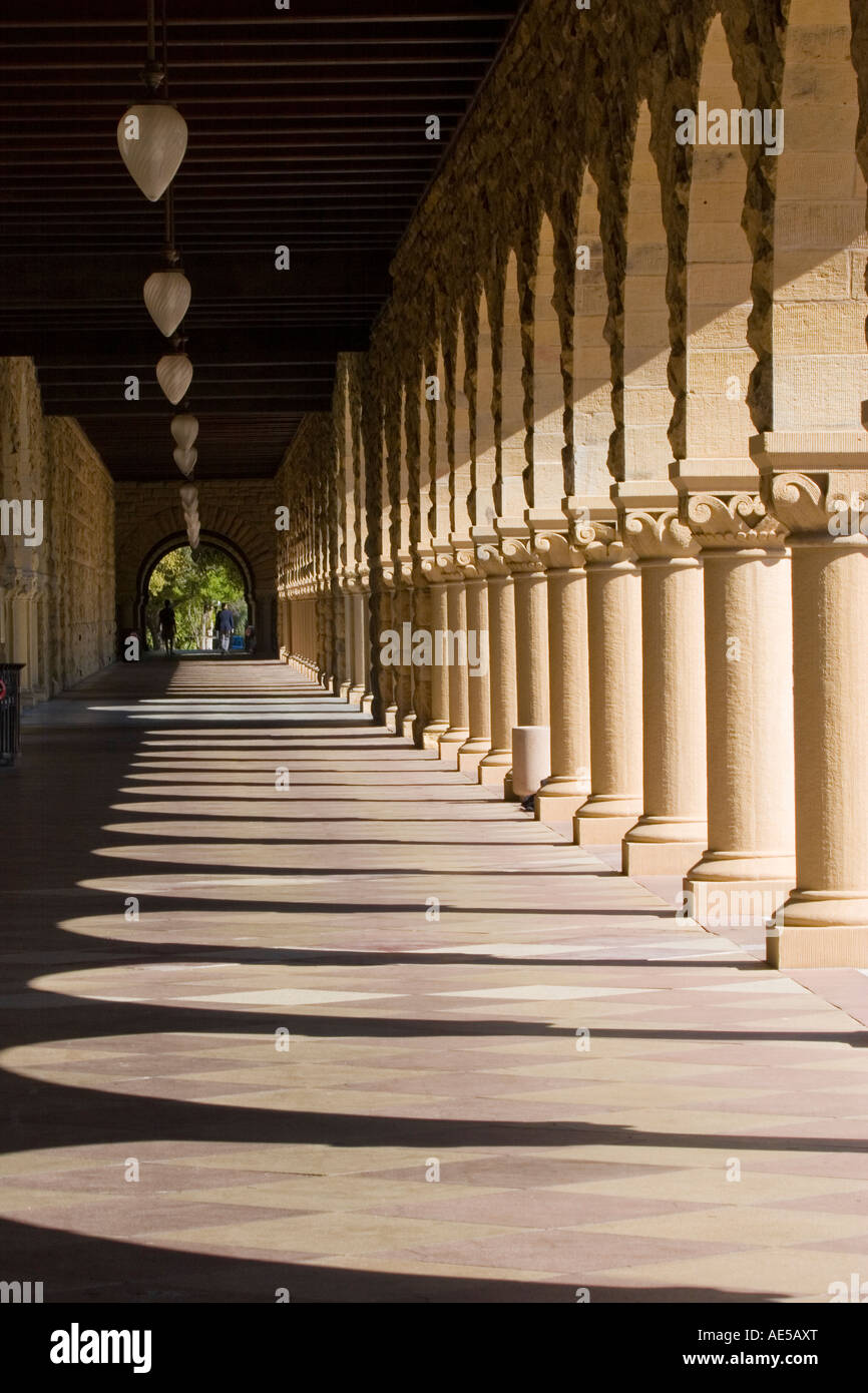 Portico lungo la Main Quad presso la Stanford University con le ombre proiettate da molte arcate in pietra arenaria e colonne Stanford in California Foto Stock