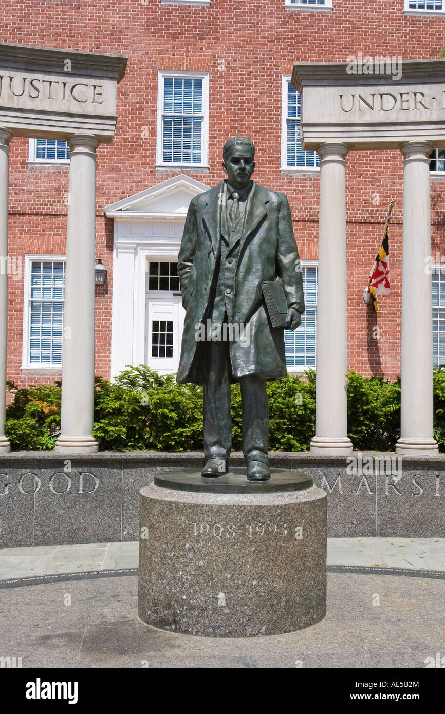 Statua di ex giudice della Corte suprema Thurgood Marshall in parte anteriore del Maryland statehouse edificio in Annapolis Foto Stock