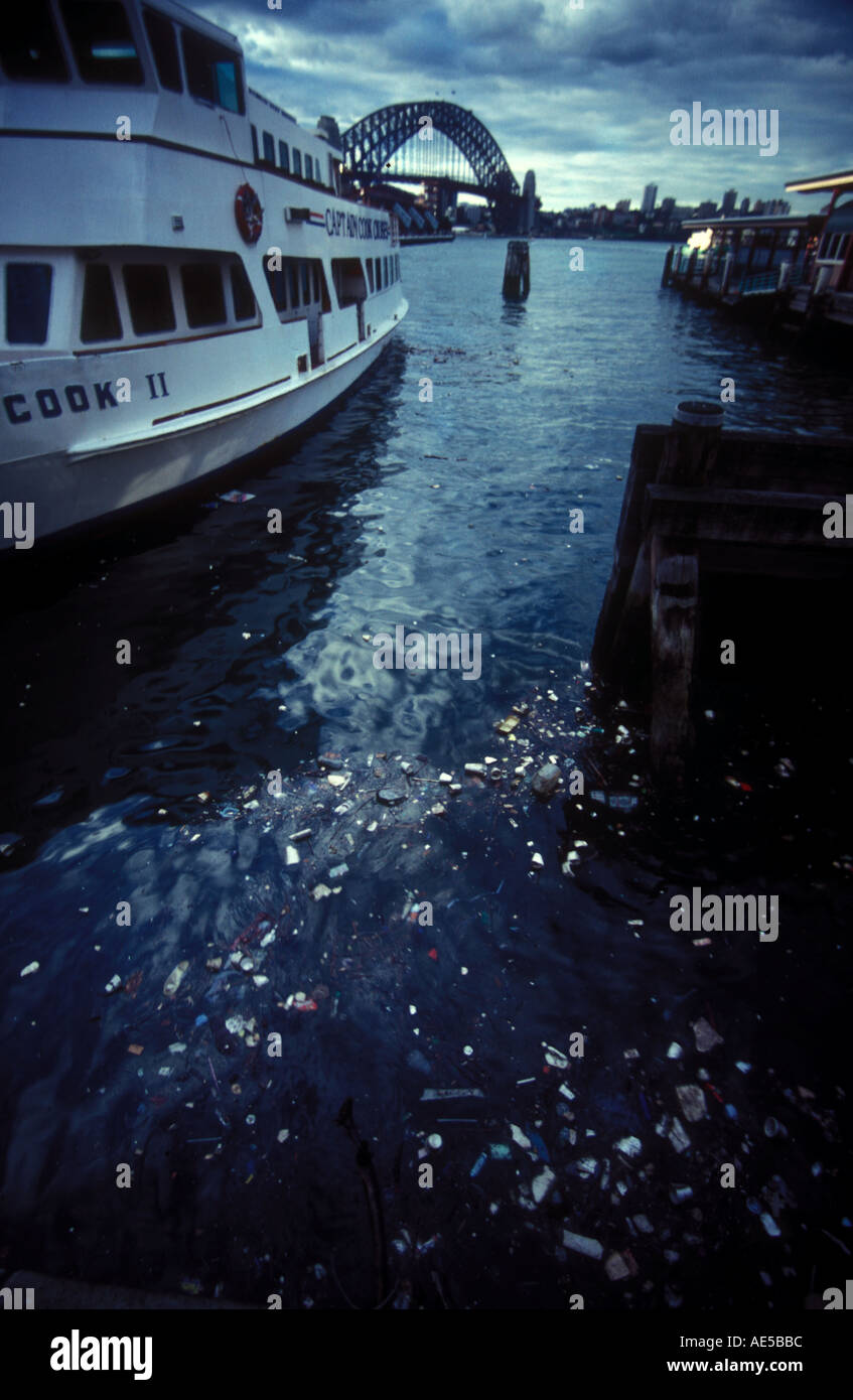 Cestino floting sul Porto di Sydney Australia uno dei porti più belli del mondo Foto Stock