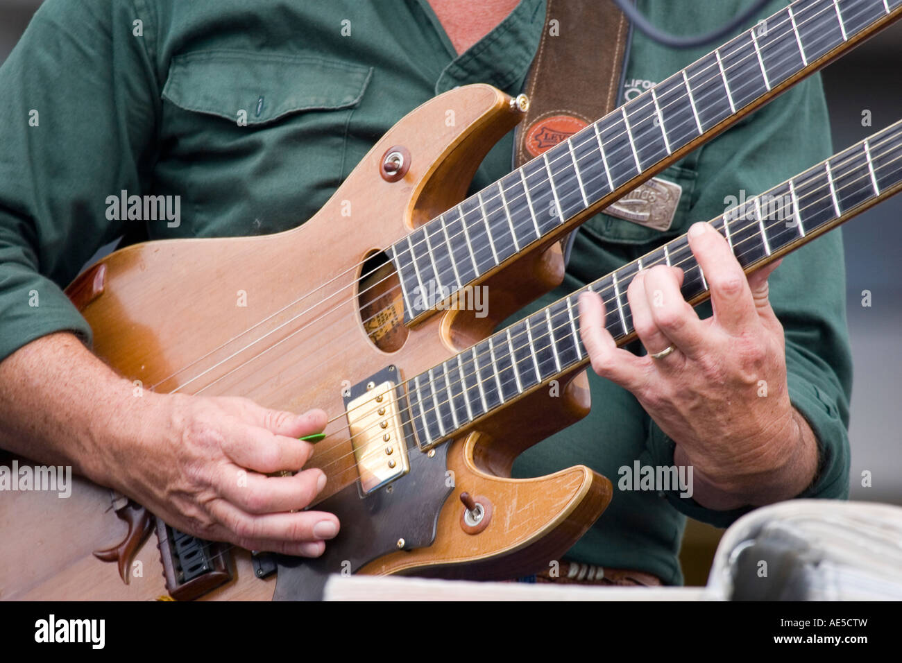 L'uomo gioca un doppio collo chitarra acustica e chitarra elettrica Foto  stock - Alamy