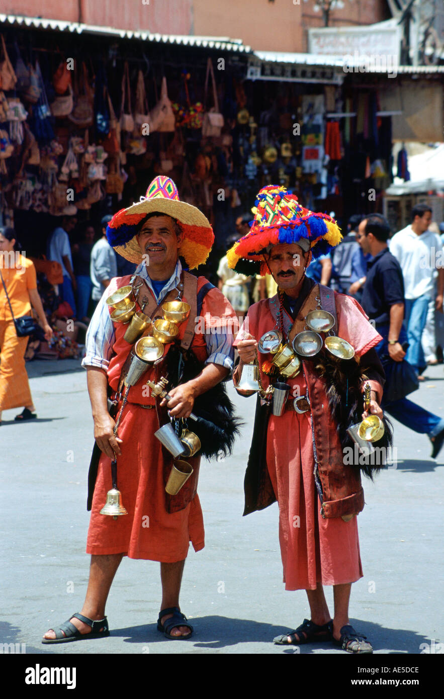 I venditori di acqua in vivaci costumi colorati in piazza Djemma El Fna a Marrakech in Marocco Foto Stock