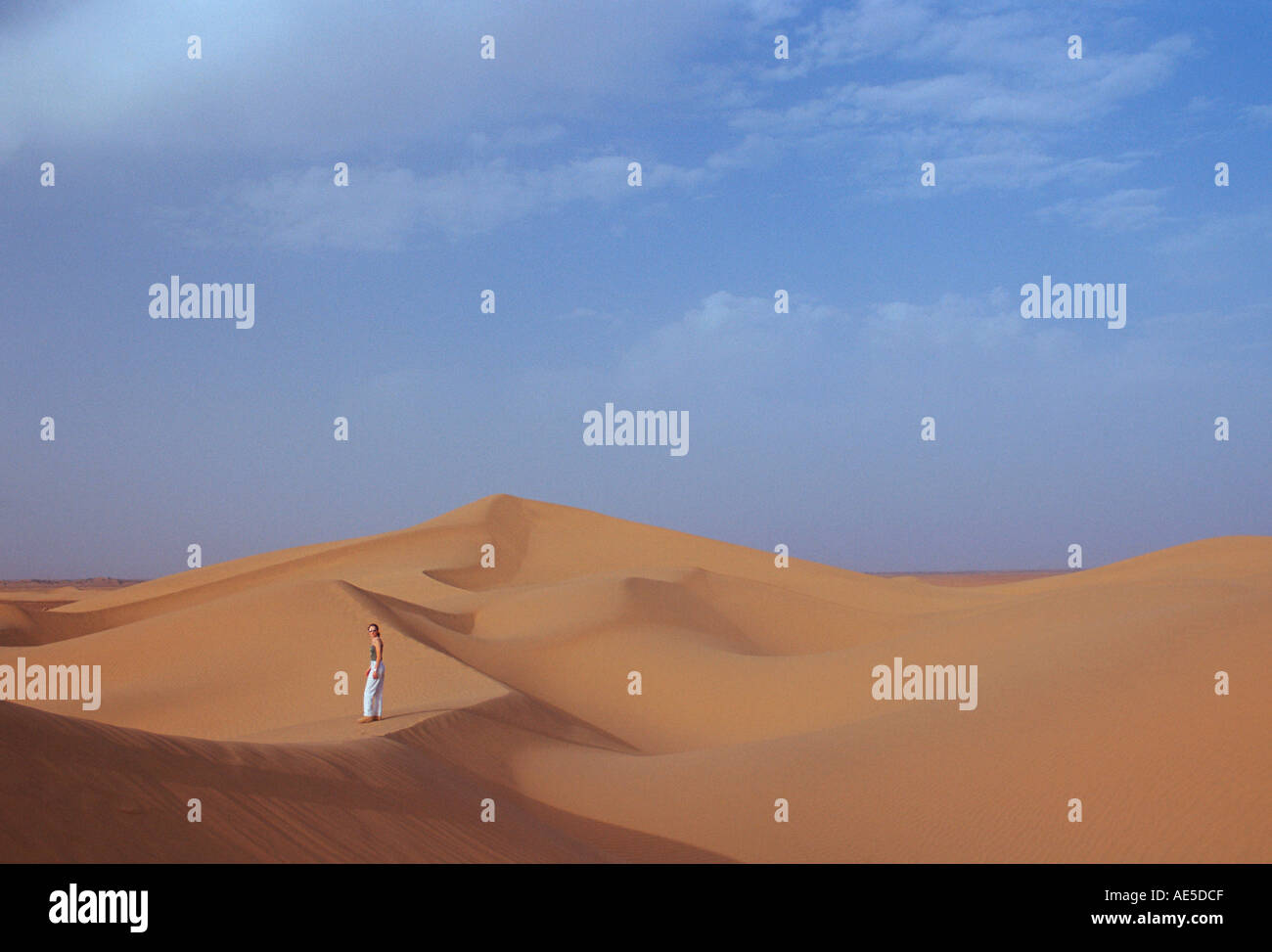 Tourist salendo su una duna di sabbia nel deserto del Sahara in Marocco Foto Stock