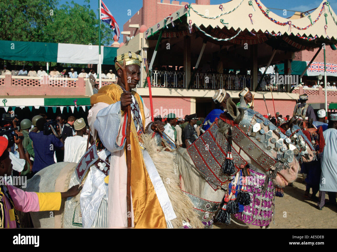 Onorato chief il cavallo decorato e trattenere personale di Durbar Maidugari in Nigeria Foto Stock