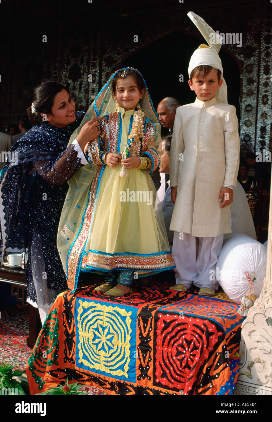 I bambini vestiti da sposa e lo sposo in Pakistan Foto stock - Alamy