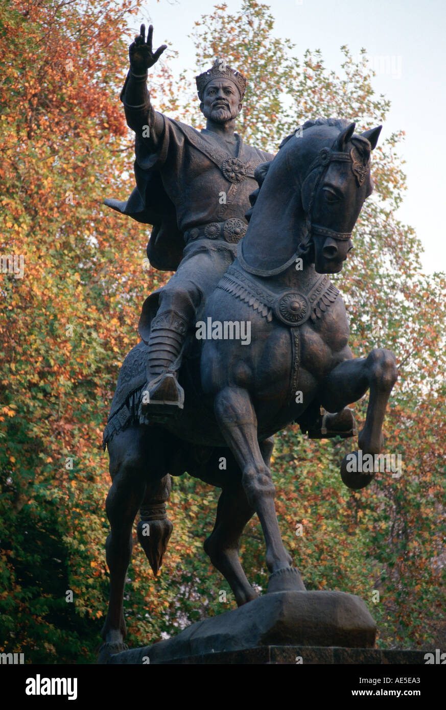 Statua di bronzo di Tamerlano sul suo cavallo a Tashkent in Uzbekistan Foto Stock