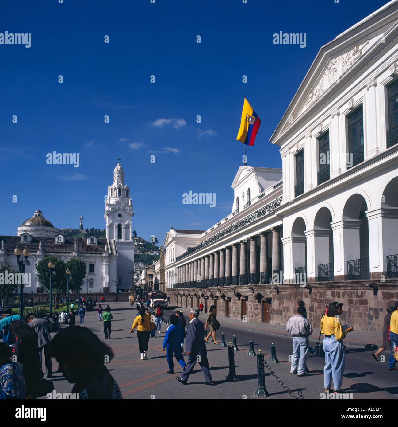 Persone in Piazza Indipendenza con Palace de Gobierno sulla destra e la torre della cattedrale in background Quito Pichincha Ecuador Foto Stock