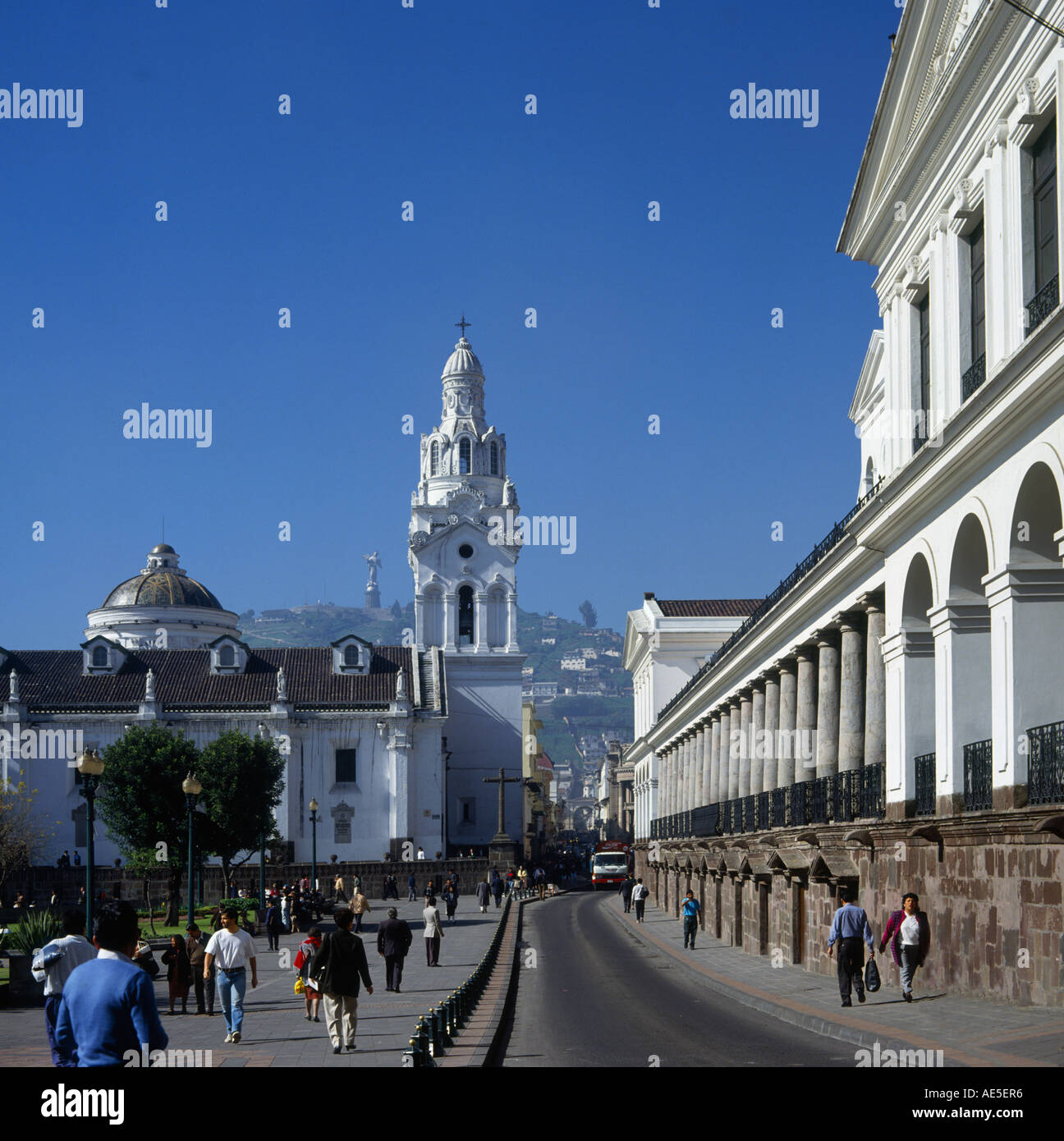 Vista lungo la strada in Piazza Indipendenza e il Palazzo de Gobierno verso la cupola della cattedrale e la Torre Quito Pichincha Ecuador Foto Stock