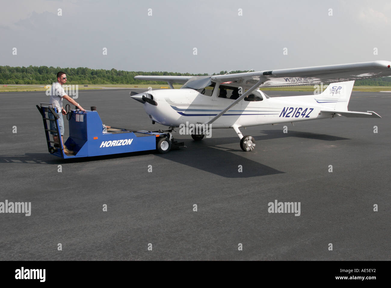 Chesapeake Virginia, aeroporto regionale di Chesapeake, traino di un piccolo aereo a motore singolo, aereo, VA060526085 Foto Stock