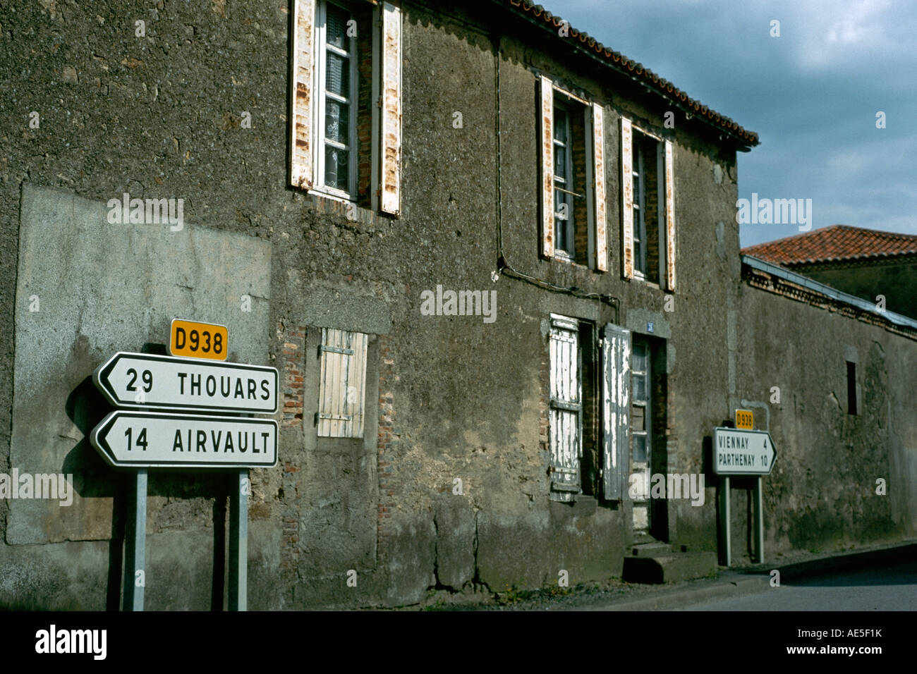 Indicazioni stradali in un piccolo villaggio francese Foto Stock
