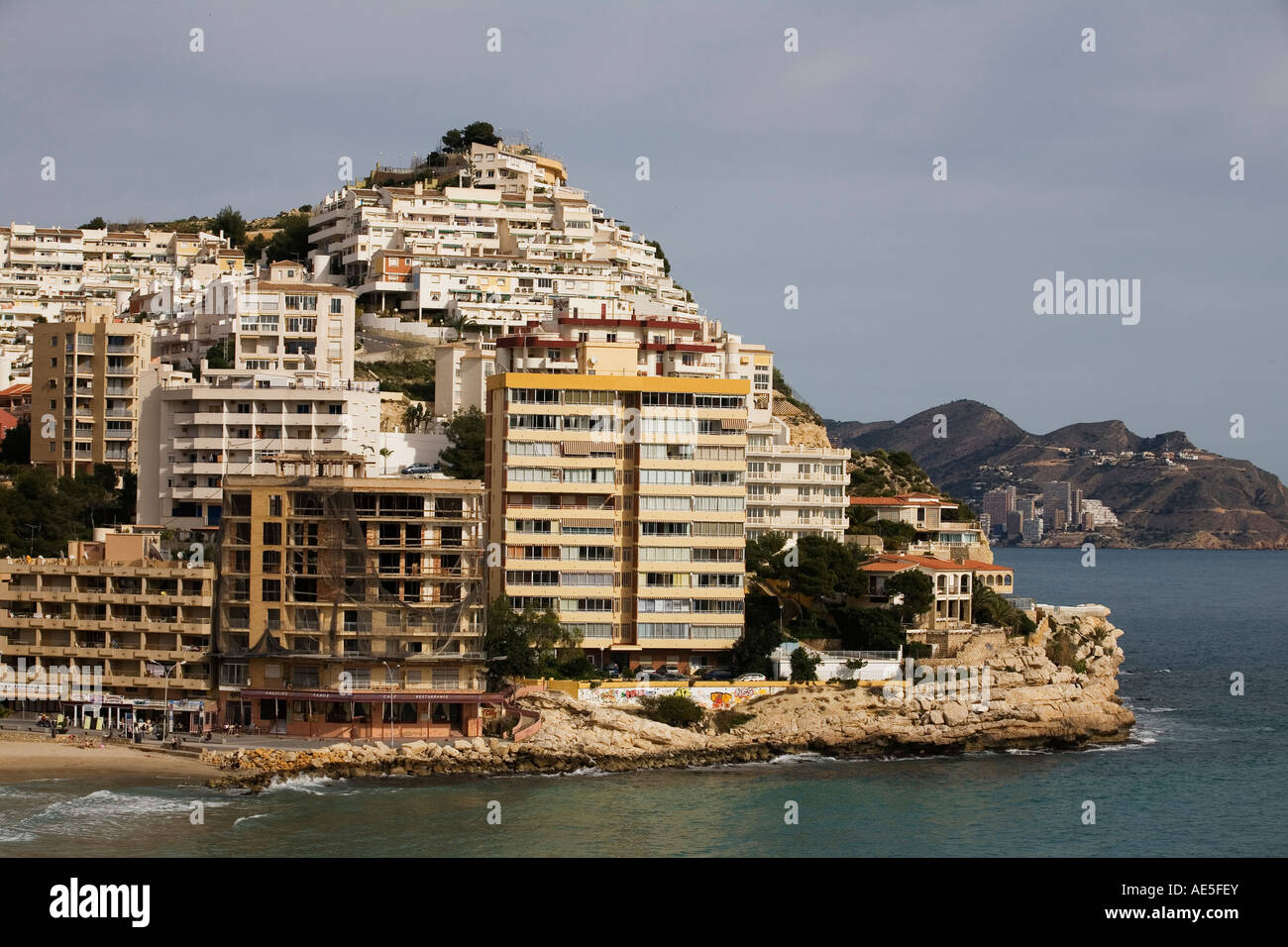 Boom di costruzione presso la costa spagnola, la speculazione immobiliare  in Spagna, Benidorm, Cala Finestra, Valencia, Spagna, Europa UE Foto stock  - Alamy
